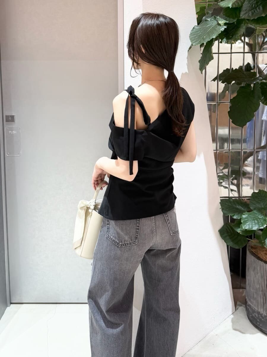 ブラック系のデニムパンツ、ブラック系のシャツ/ブラウス、シルバー系のネックレスを着用したレディースの夏コーディネートの5枚目の写真