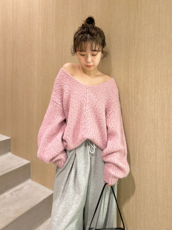「ブーツ、低身長、ショルダーバッグ、ワイドパンツ、スウェット、ニット、イエベ、イエベ秋、骨格ストレート」｜「FRAY I.DのウールアルパカＶネックプルオーバー（ニット/セーター、ピンク系）」を使った、FRAY I.Dさん（レディース・150cm）の冬コーディネートの2枚目の写真