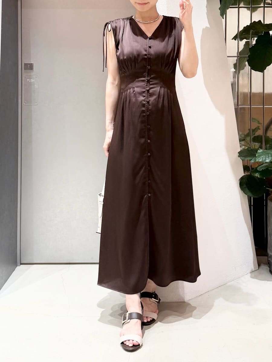 ホワイト系のハンドバッグ、その他のサンダル、ブラウン系のワンピースを着用したレディースの夏コーディネートの5枚目の写真