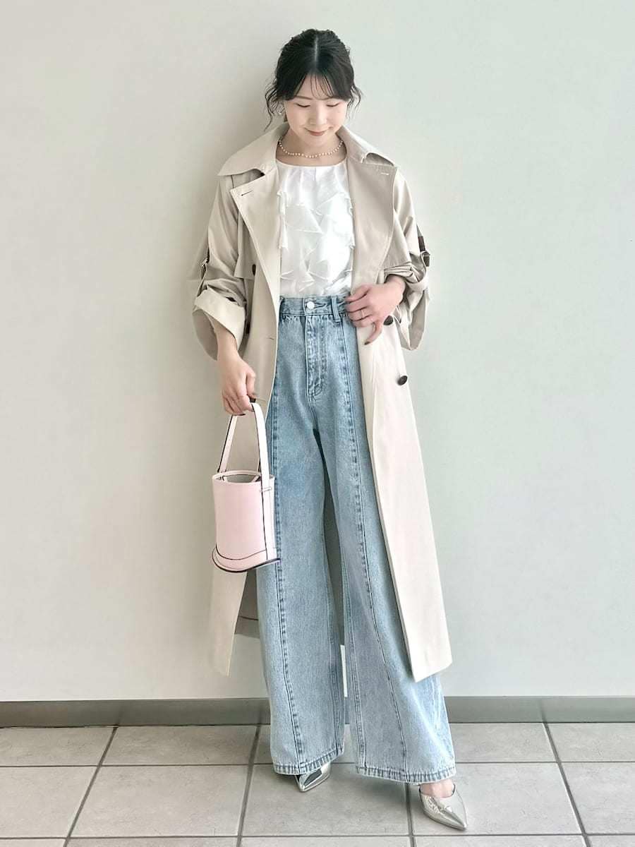 ベージュ系のトレンチコート、ブルー系のデニムパンツ、ホワイト系のシャツ/ブラウスを着用したレディースの冬コーディネートの3枚目の写真