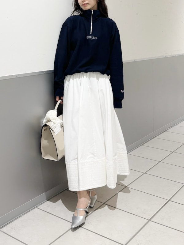 「デートコーデ、ショルダーバッグ、パンプス、フレアスカート、ロングスカート、チャンピオン、スカート、イエベ、骨格ナチュラル、ハンドバッグ」｜「FRAY I.Dの【Champion】リバースウィーブハーフジッププルオーバー（スウェット、ブルー系）」を使った、FRAY I.Dさん（レディース・159cm）の冬コーディネートの9枚目の写真