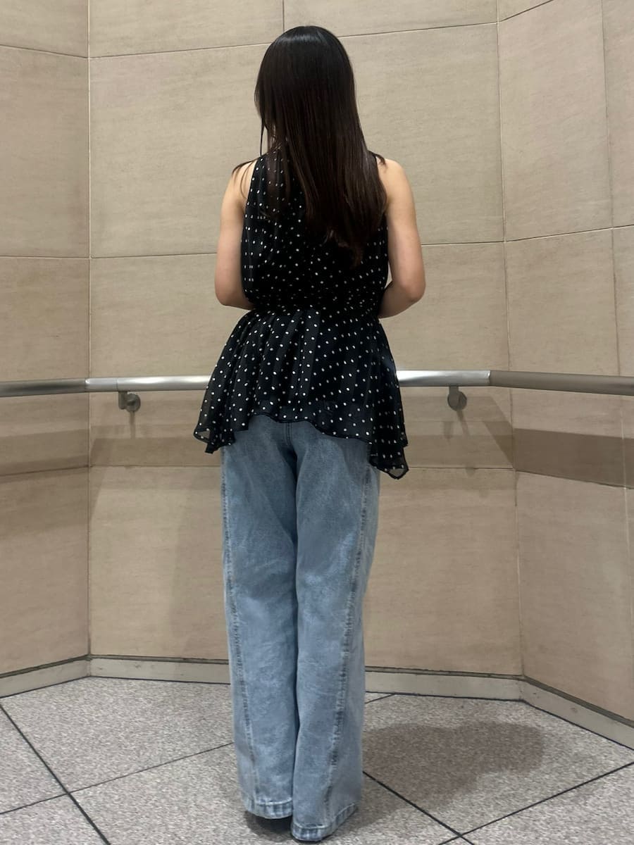 ブラック系のシャツ/ブラウス、ピンク系のハンドバッグ、ブラック系のサンダルを着用したレディースの春コーディネートの3枚目の写真