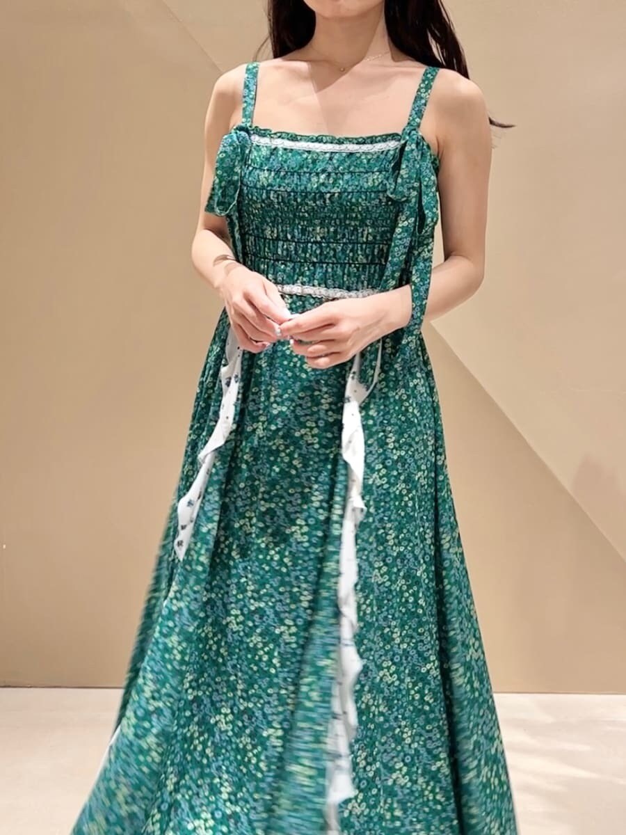 ホワイト系のカーディガン/ボレロ、シルバー系のサンダル、グリーン系のドレスを着用したレディースの春コーディネートの4枚目の写真