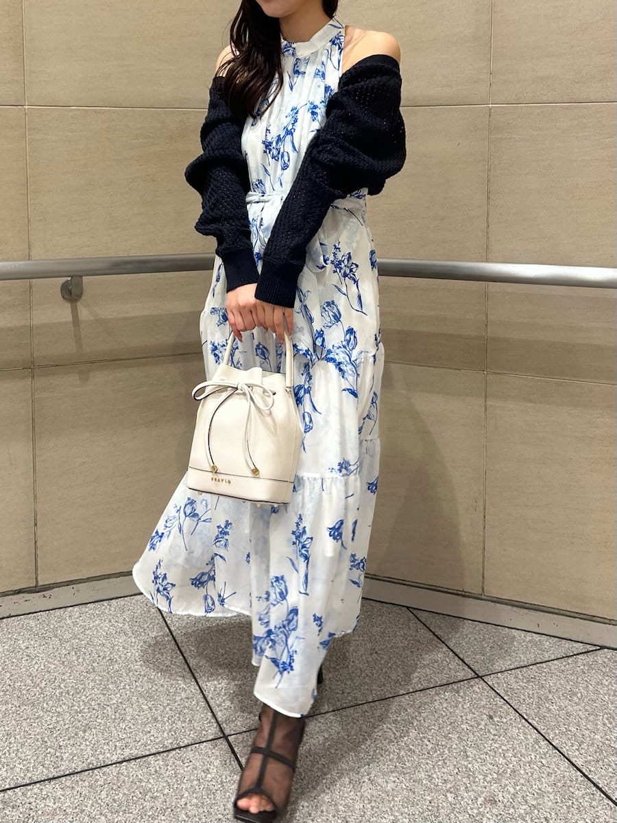ホワイト系のハンドバッグ、ブルー系のワンピース、ブルー系のカーディガン/ボレロを着用したレディースの冬コーディネートの3枚目の写真