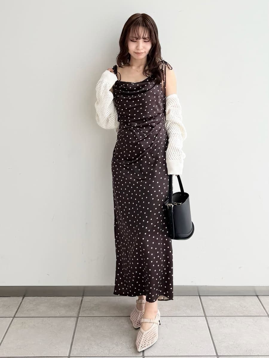 ブラウン系のワンピース、ホワイト系のカーディガン/ボレロ、ブラック系のハンドバッグを着用したレディースの冬コーディネートの9枚目の写真