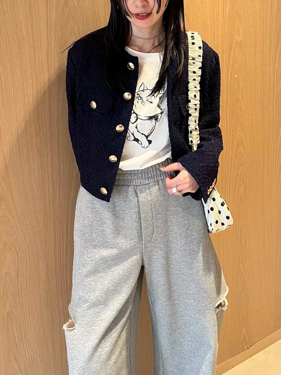 ブルー系のノーカラージャケット、ブラック系のパンプス、その他のショルダーバッグを着用したレディースの冬コーディネートの4枚目の写真