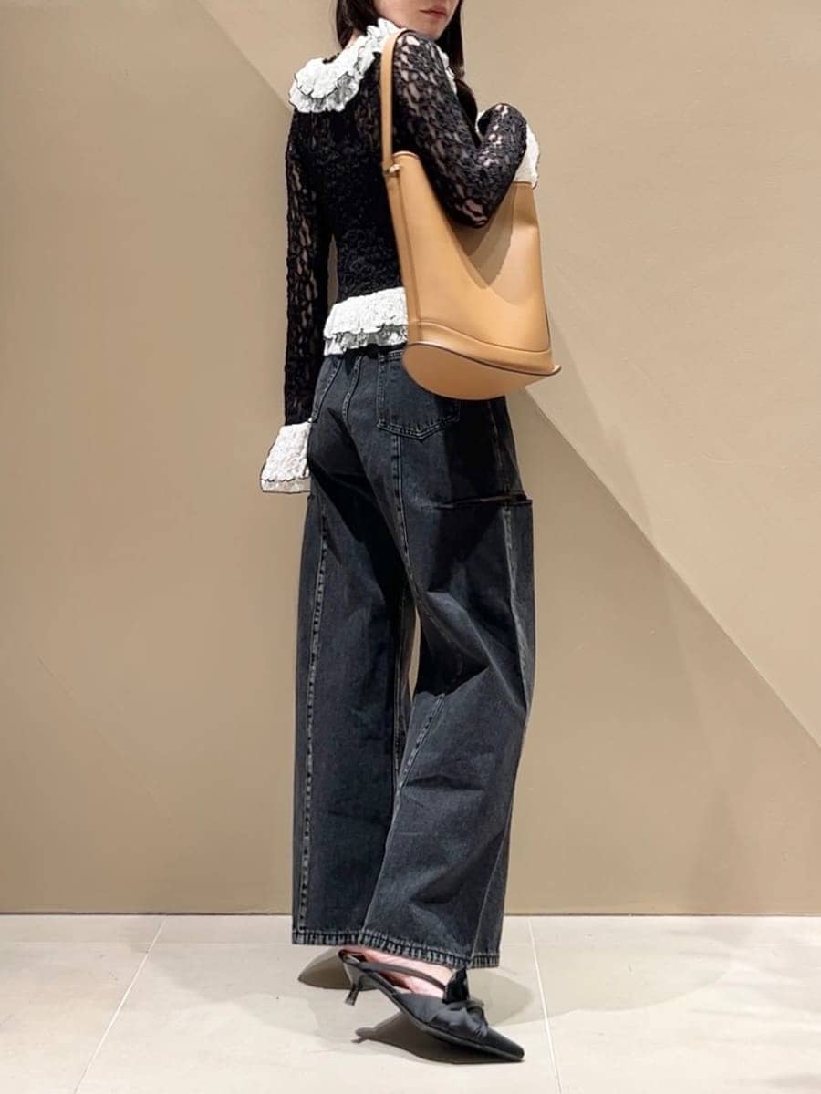 ブラック系のパンプス、ブラック系のデニムパンツ、その他のTシャツ/カットソーを着用したレディースの冬コーディネートの6枚目の写真