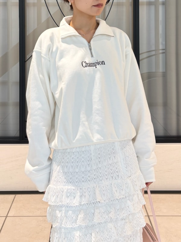 「パンプス、ロングスカート、スウェット、Champion、レース、チャンピオン、スカート、イエベ、骨格ナチュラル、ハンドバッグ」｜「FRAY I.Dの【Champion】リバースウィーブハーフジッププルオーバー（スウェット、ホワイト系）」を使った、FRAY I.Dさん（レディース・159cm）の春コーディネートの9枚目の写真