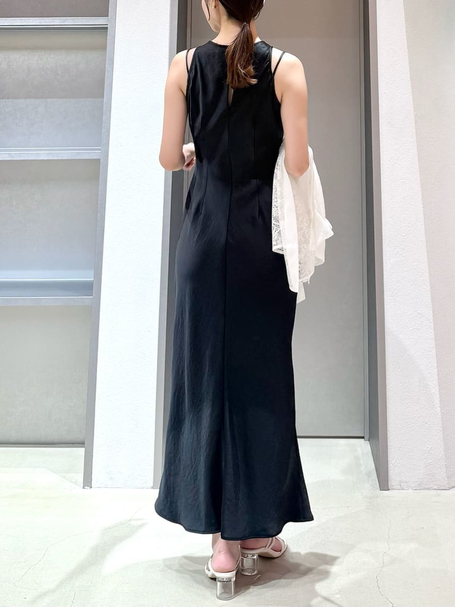 ブラック系のハンドバッグ、ホワイト系のサンダル、ブラック系のワンピースを着用したレディースの夏コーディネートの7枚目の写真