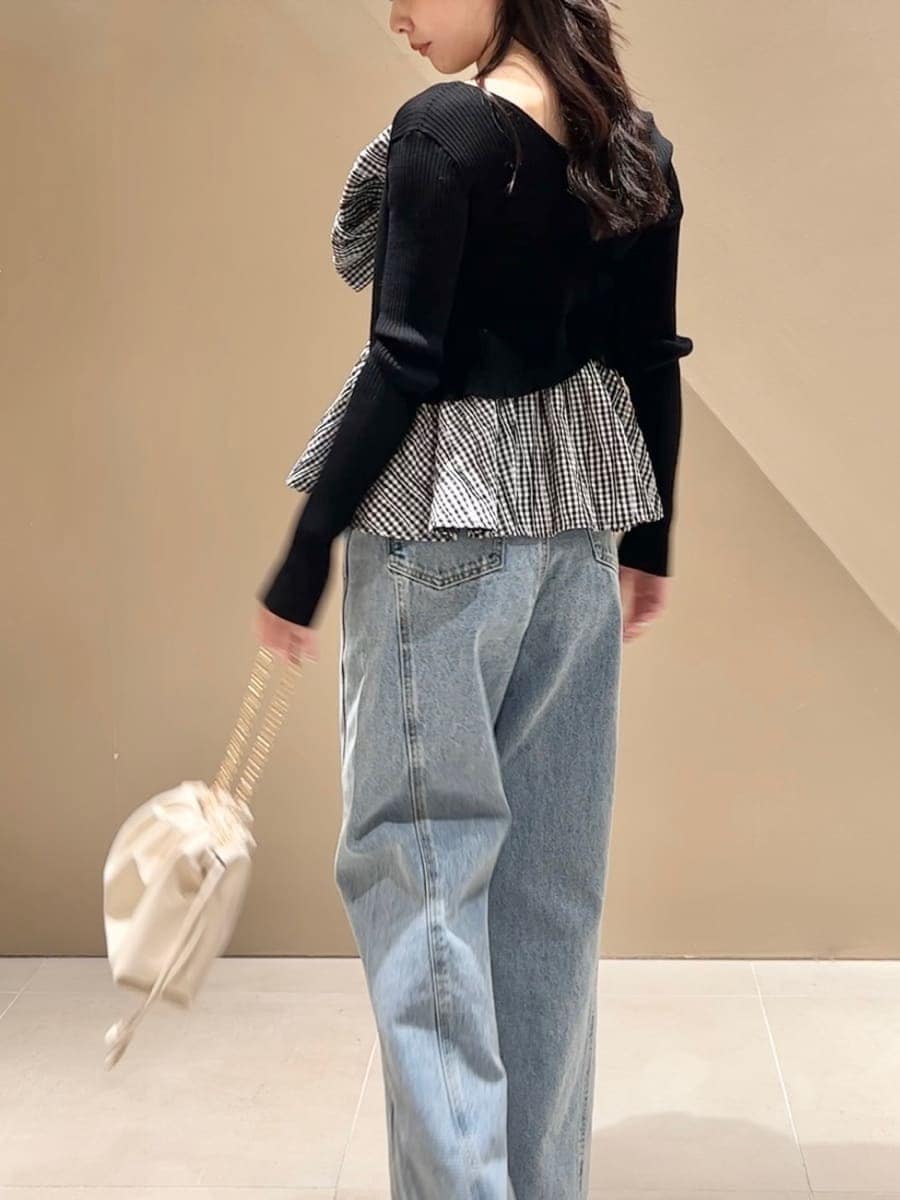 その他のキャミソール、ブラック系のカーディガン/ボレロを着用したレディースの春コーディネートの3枚目の写真