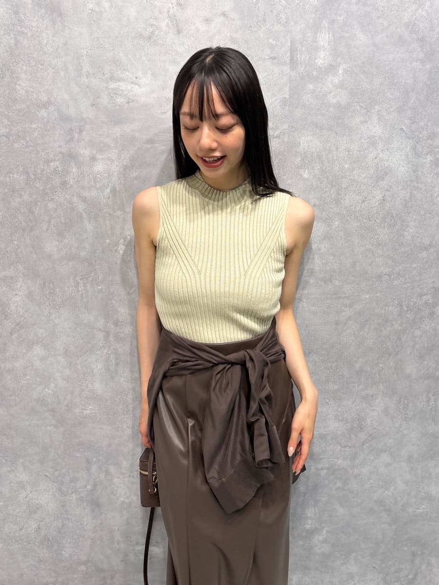 「デートコーデ、ブーツ、ショルダーバッグ、ロングスカート、ニット、スカート、マーメイドスカート、秋先取りコーデ」|「FRAY I.Dのアイレットリブノースリニット(ニット/セーター、グリーン系)」を使った、FRAY I.Dさん(レディース・159cm)の夏コーディネートの6枚目の写真