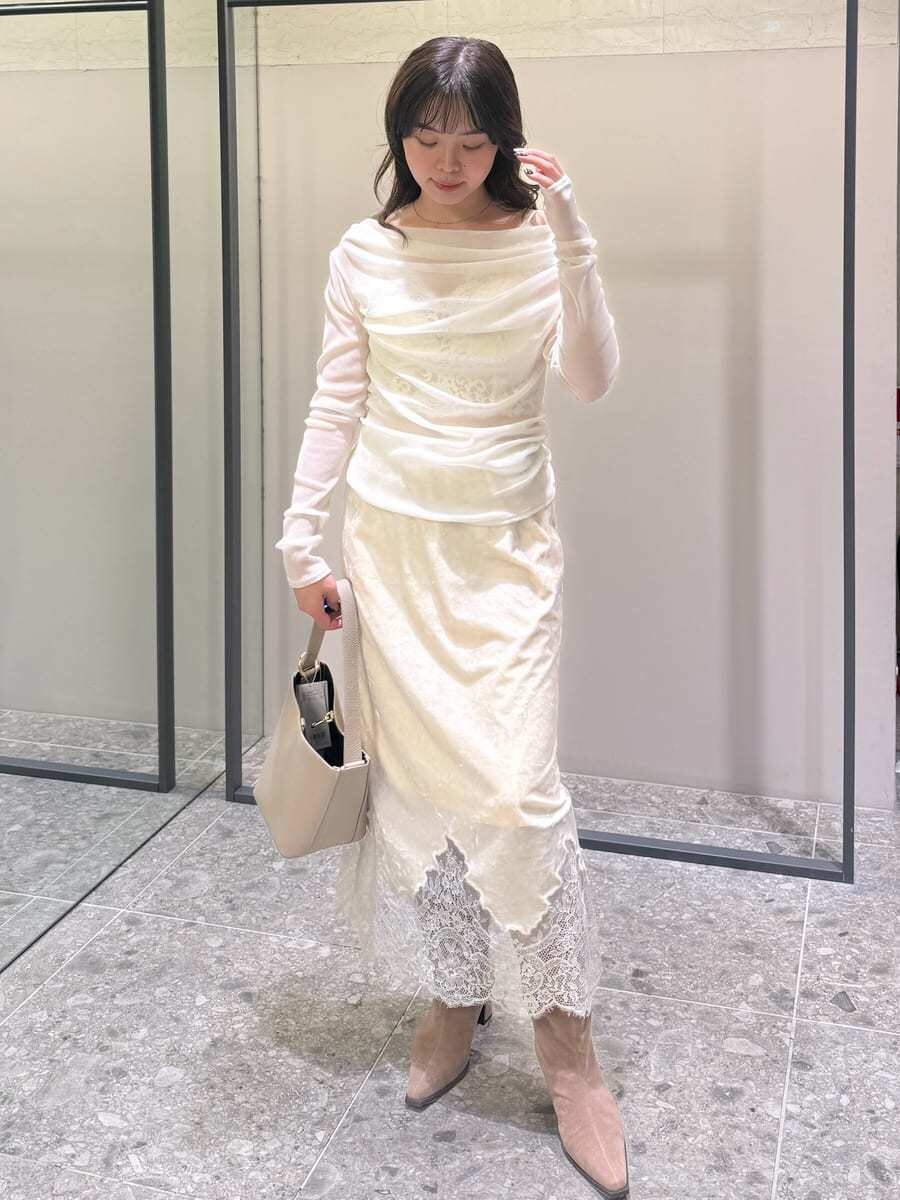 ブラウン系のその他アウター、ホワイト系のスカート、ホワイト系のTシャツ/カットソーを着用したレディースの秋コーディネートの8枚目の写真
