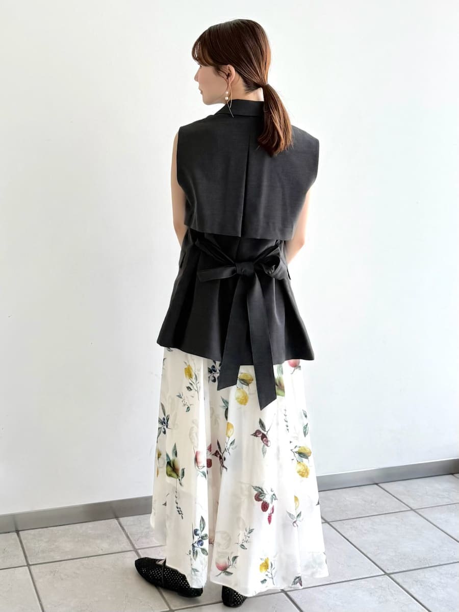 「デートコーデ、高身長、低身長、ショルダーバッグ、サンダル、マキシワンピース、パーティ、二次会、ワンピース、ドレス、ハイウエスト、イエベ、骨格ウェーブ、30℃以上コーデ」｜「FRAY I.Dのフルーツプリントサイドリボンキャミワンピース／ウォッシャブル（ワンピース、ホワイト系）」を使った、FRAY I.Dさん（レディース・158cm）の夏コーディネートの7枚目の写真