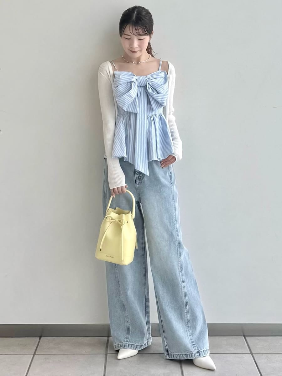 イエロー系のハンドバッグ、その他のキャミソール、ホワイト系のカーディガン/ボレロを着用したレディースの春コーディネートの7枚目の写真