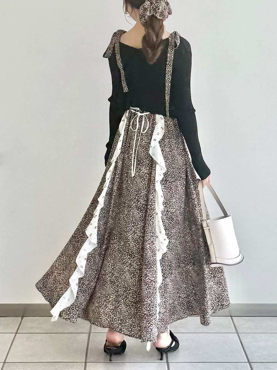 ブラック系のパンプス、ブラック系のカーディガン/ボレロ、ホワイト系のハンドバッグを着用したレディースの春コーディネートの7枚目の写真