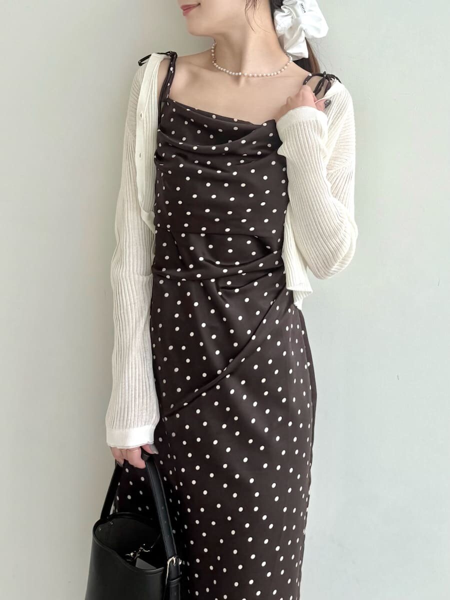 ブラック系のパンプス、ブラウン系のワンピースを着用したレディースの冬コーディネートの6枚目の写真