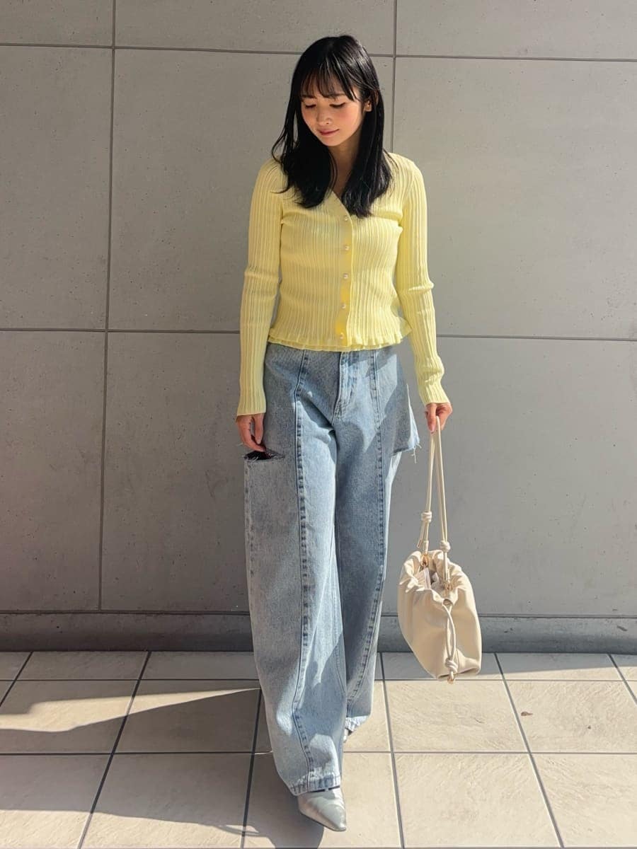 ブルー系のデニムパンツ、イエロー系のニット/セーターを着用したレディースの冬コーディネートの4枚目の写真