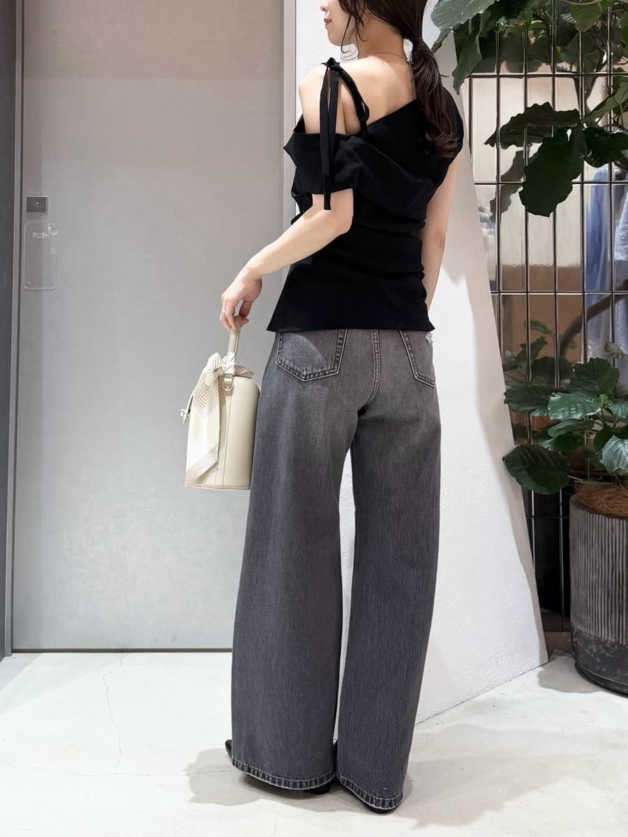 ブラック系のデニムパンツ、ブラック系のシャツ/ブラウス、シルバー系のネックレスを着用したレディースの夏コーディネートの8枚目の写真