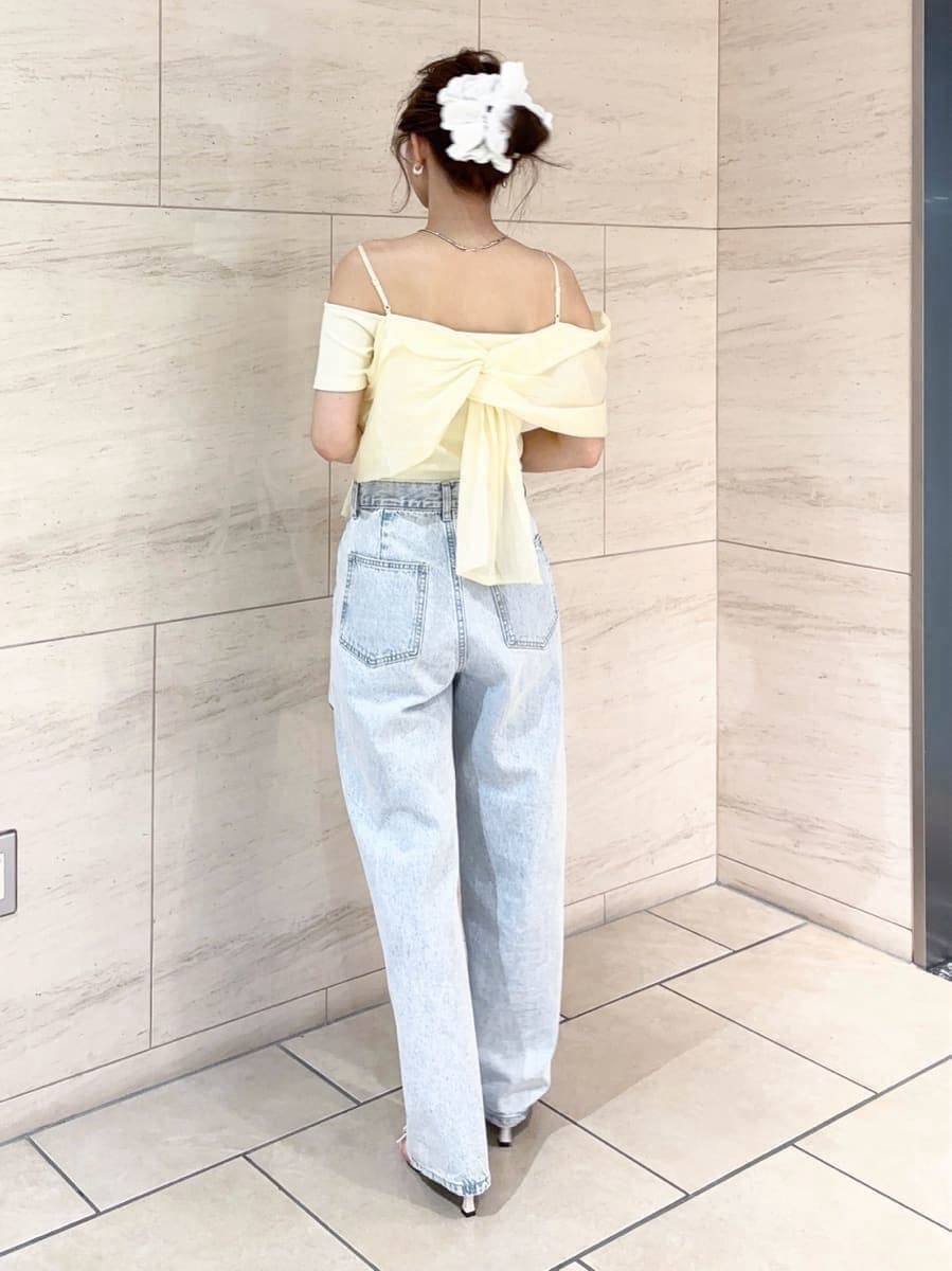 「デートコーデ、サンダル、ストレートパンツ、ワイドパンツ、デニム、パンツ、ブラウス、イエベ、骨格ナチュラル、ハンドバッグ」｜「FRAY I.Dのノットデザインカットコンビトップス（Tシャツ/カットソー、イエロー系）」を使った、FRAY I.Dさん（レディース・159cm）の春コーディネートの8枚目の写真