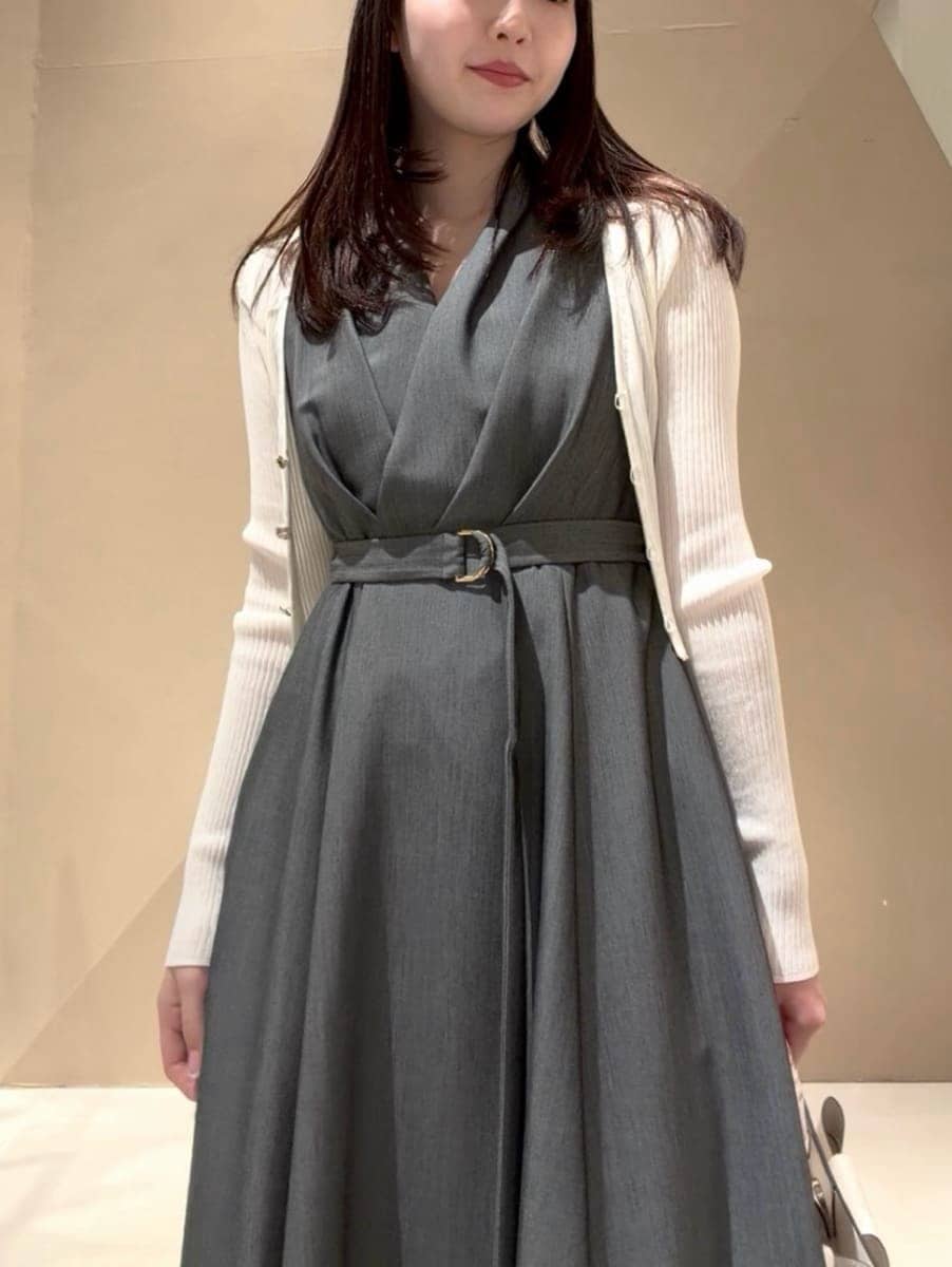 グレー系のワンピース、ホワイト系のカーディガン/ボレロ、シルバー系のサンダルを着用したレディースの春コーディネートの9枚目の写真