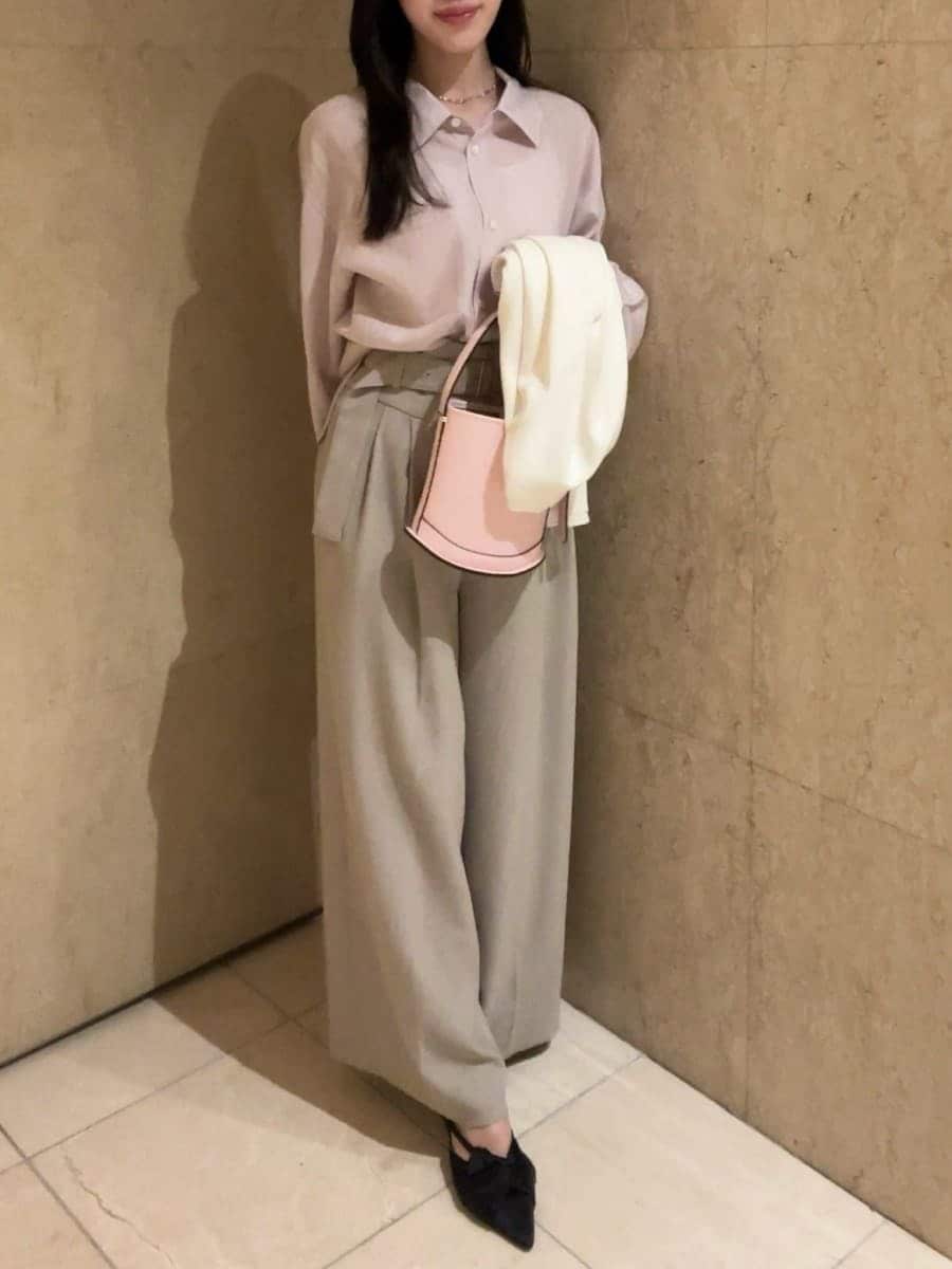 ブラック系のパンプス、ピンク系のシャツ/ブラウス、ピンク系のハンドバッグを着用したレディースの冬コーディネートの3枚目の写真