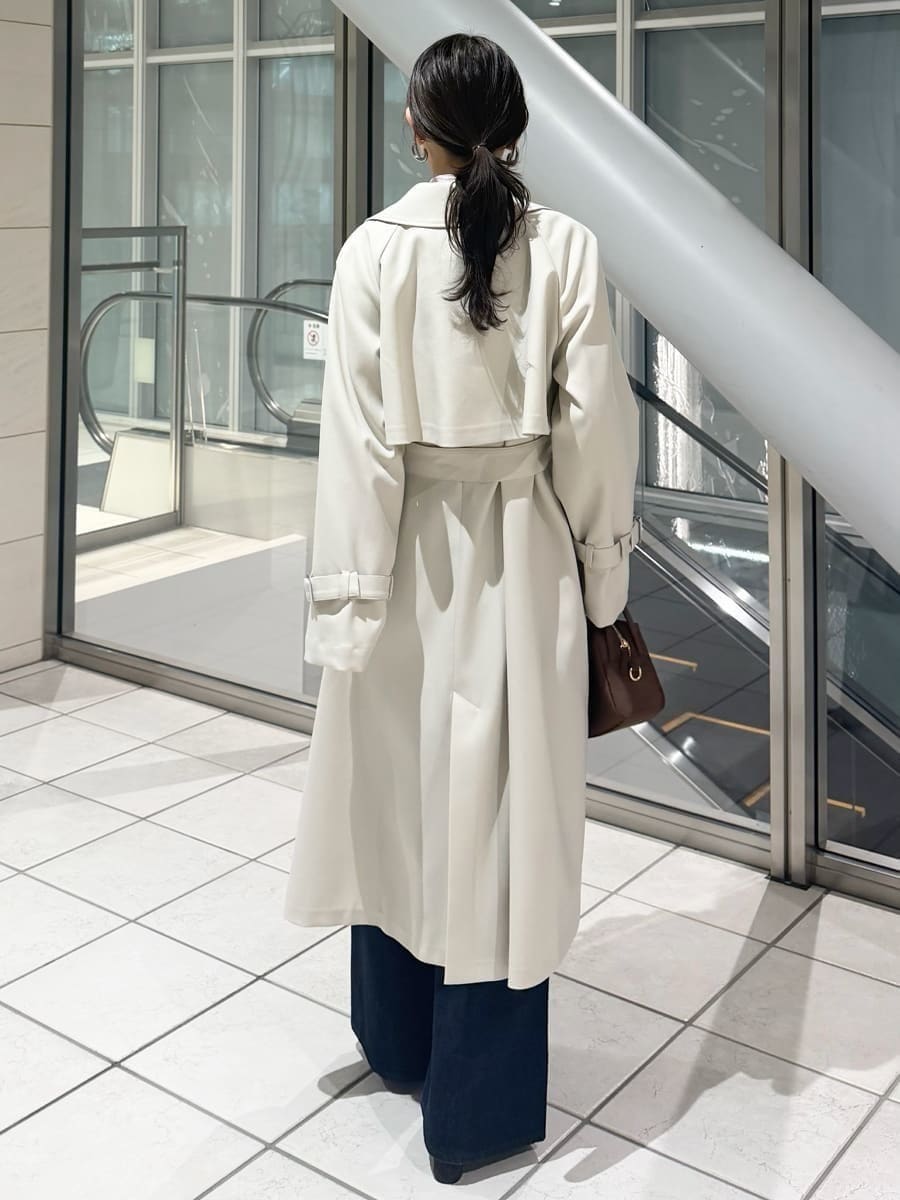 ブルー系のデニムパンツ、ブラウン系のハンドバッグ、ピンク系のシャツ/ブラウスを着用したレディースの冬コーディネートの5枚目の写真