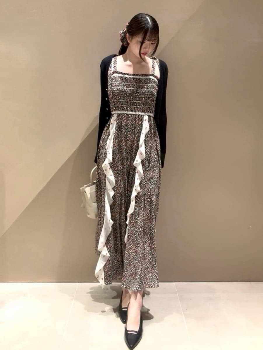 ブラック系のカーディガン/ボレロ、ブラック系のドレス、ブラック系のその他ヘアアクセサリーを着用したレディースの春コーディネートの5枚目の写真