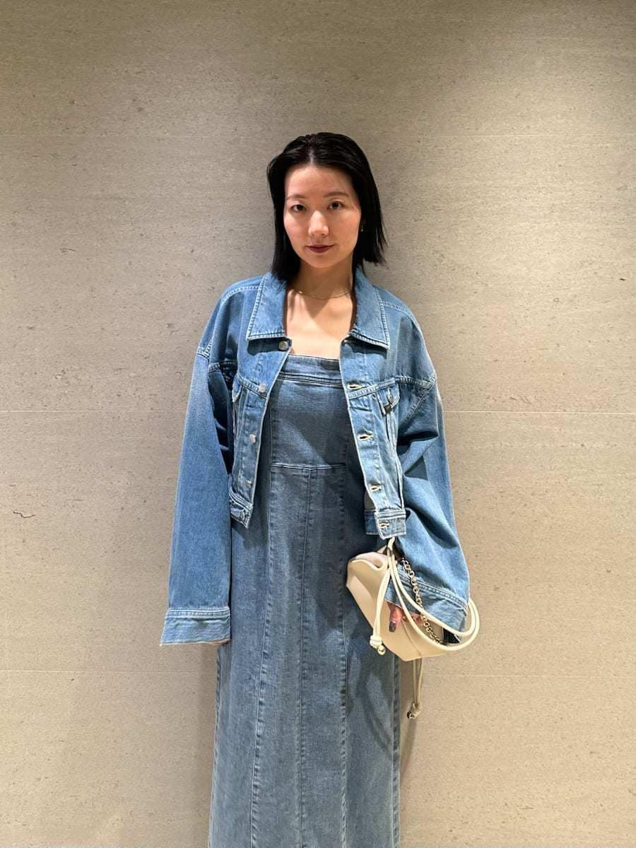 ブルー系のデニムジャケット、ブルー系のワンピースを着用したレディースの冬コーディネートの7枚目の写真