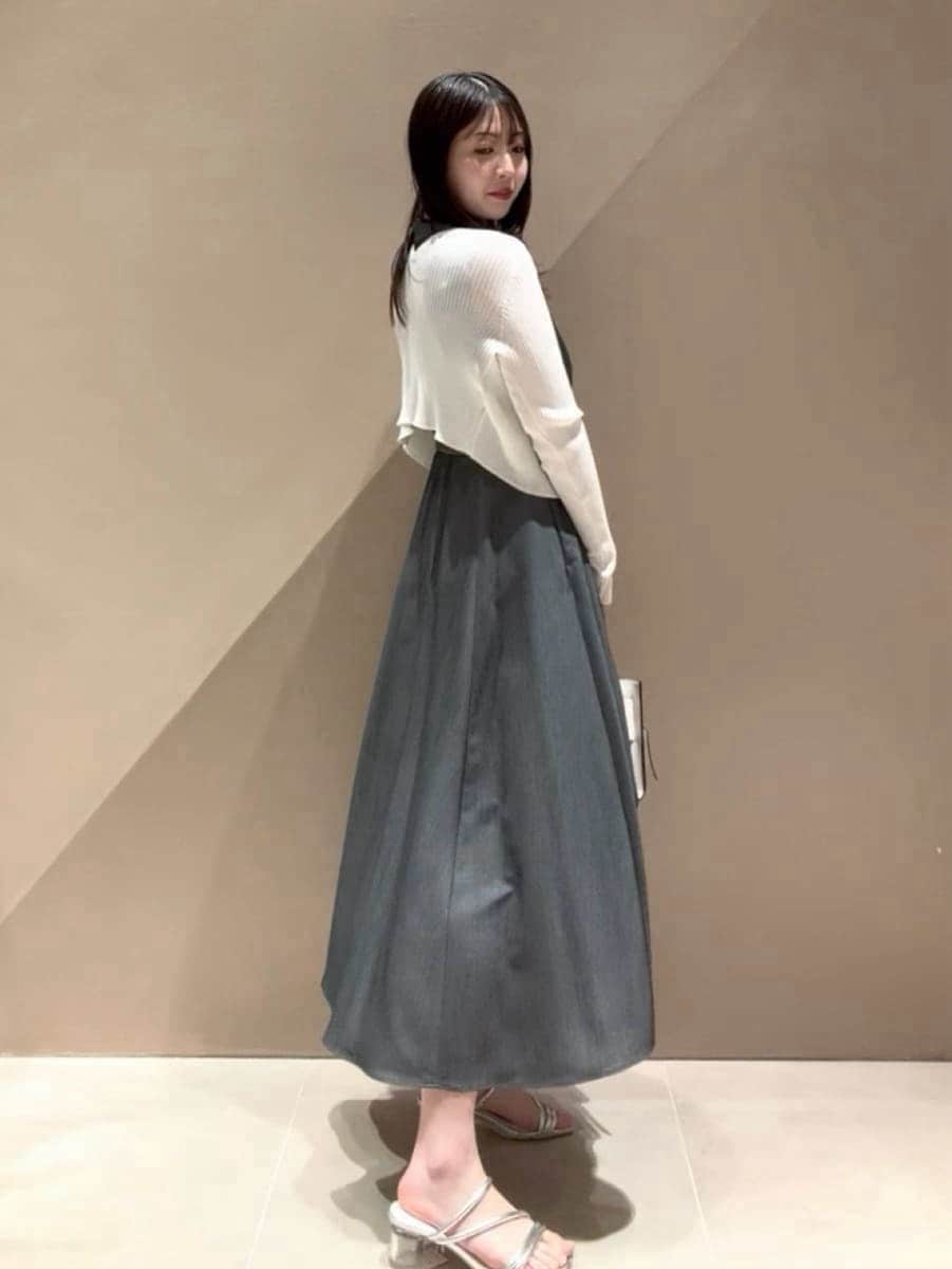グレー系のワンピース、ホワイト系のカーディガン/ボレロ、シルバー系のサンダルを着用したレディースの春コーディネートの7枚目の写真