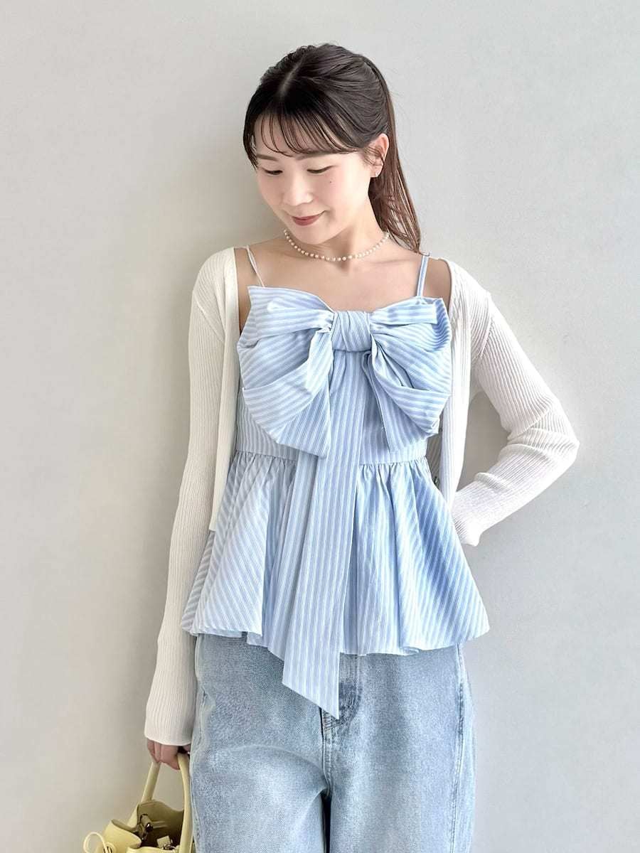 イエロー系のハンドバッグ、その他のキャミソール、ホワイト系のカーディガン/ボレロを着用したレディースの春コーディネートの8枚目の写真