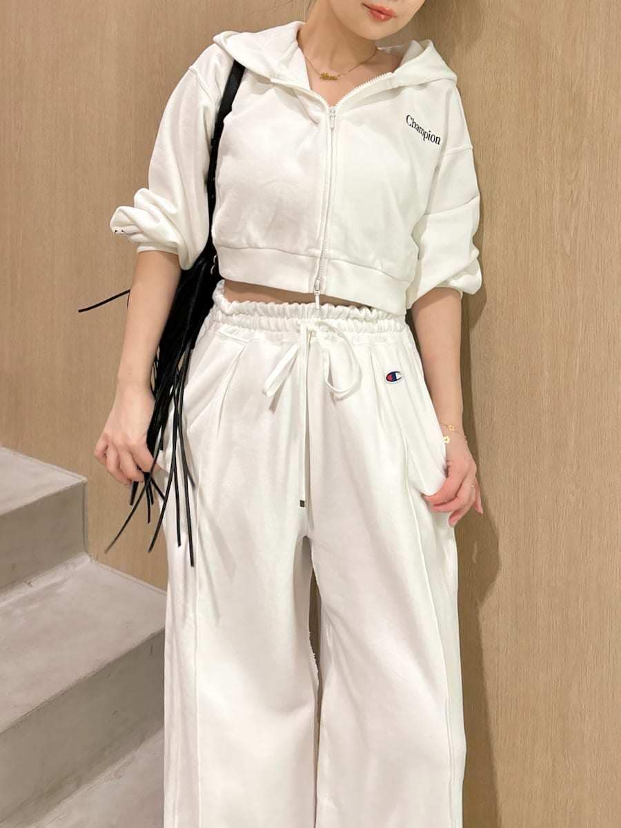 ホワイト系のスウェット、ホワイト系のその他パンツ、ブラック系のハンドバッグを着用したレディースの冬コーディネートの4枚目の写真