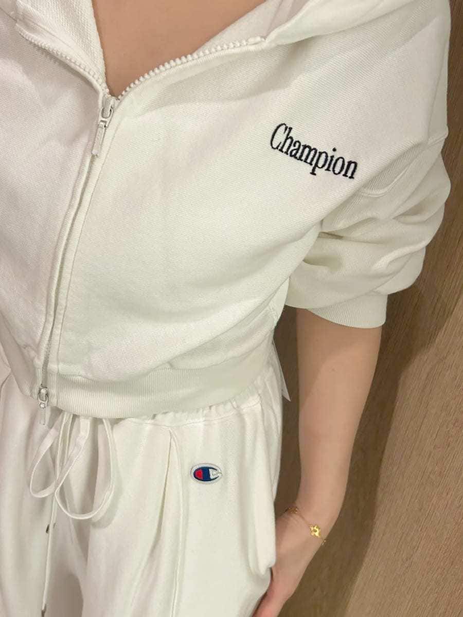 ホワイト系のスウェット、ホワイト系のその他パンツ、ブラック系のハンドバッグを着用したレディースの冬コーディネートの2枚目の写真