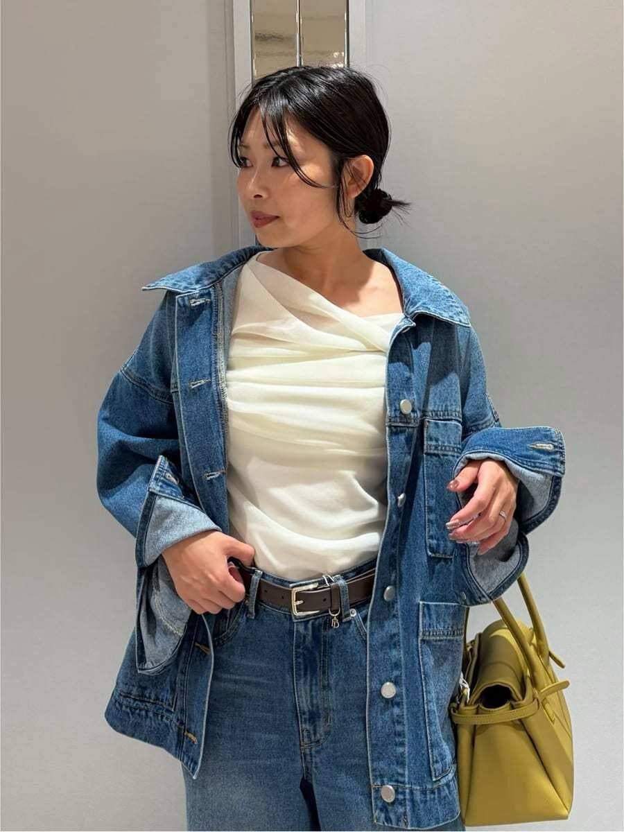 ホワイト系のTシャツ/カットソー、ブルー系のデニムジャケット、ブルー系のデニムパンツを着用したレディースの夏コーディネートの6枚目の写真