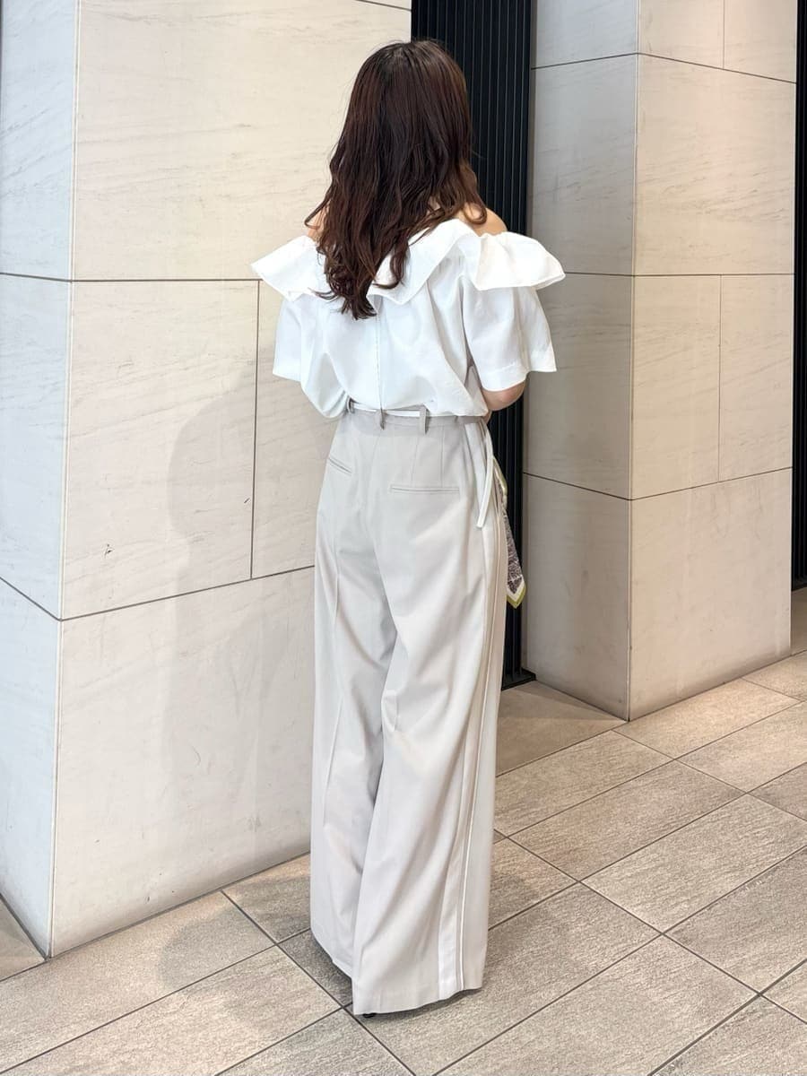 「デートコーデ、ショルダーバッグ、パンプス、ストレートパンツ、ワイドパンツ、パンツ、ブラウス、イエベ、骨格ナチュラル、ハンドバッグ」｜「FRAY I.Dのタックボリュームブラウス（シャツ/ブラウス、ホワイト系）」を使った、FRAY I.Dさん（レディース・159cm）の春コーディネートの4枚目の写真