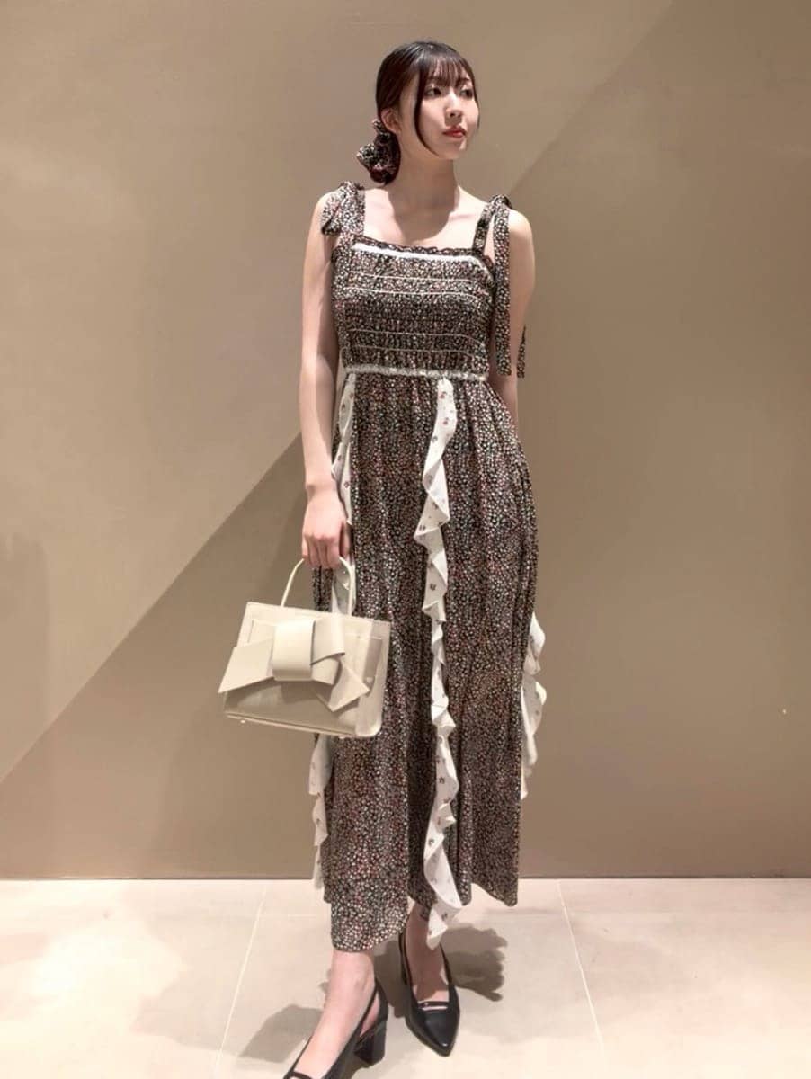 ブラック系のカーディガン/ボレロ、ブラック系のドレス、ブラック系のその他ヘアアクセサリーを着用したレディースの春コーディネートの7枚目の写真