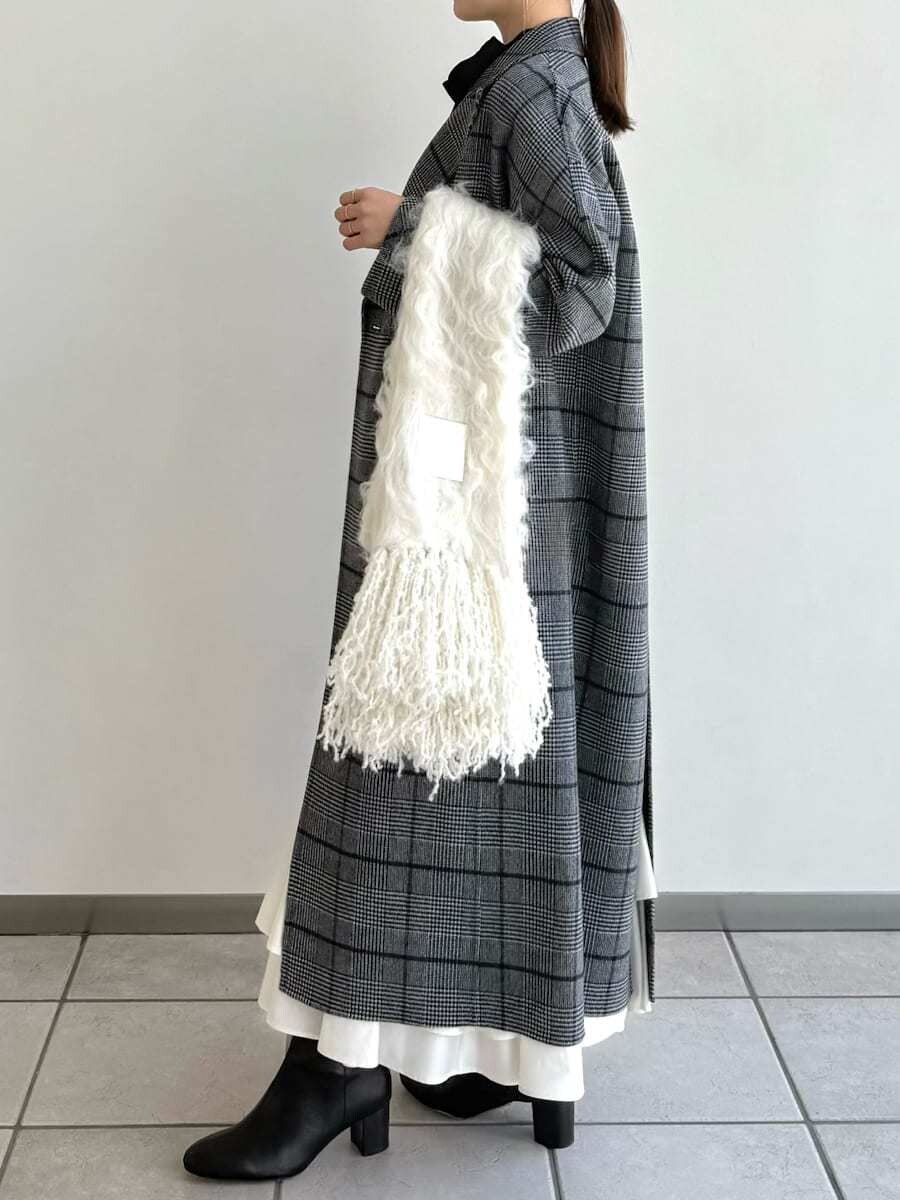 ブラック系のブーツ、その他のチェスターコート、ブラック系のハンドバッグを着用したレディースの秋コーディネートの8枚目の写真