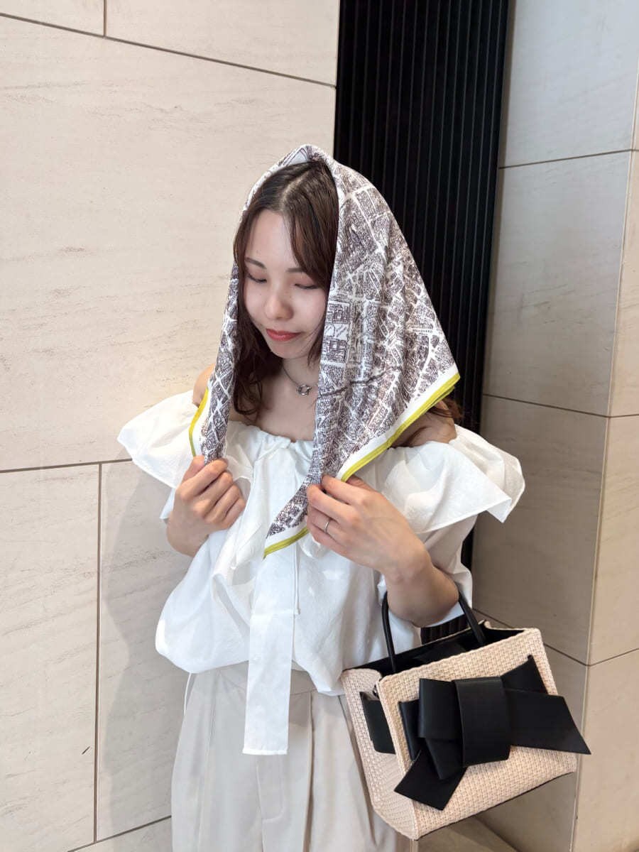 「デートコーデ、ショルダーバッグ、パンプス、ストレートパンツ、ワイドパンツ、パンツ、ブラウス、イエベ、骨格ナチュラル、ハンドバッグ」｜「FRAY I.Dのタックボリュームブラウス（シャツ/ブラウス、ホワイト系）」を使った、FRAY I.Dさん（レディース・159cm）の春コーディネートの8枚目の写真