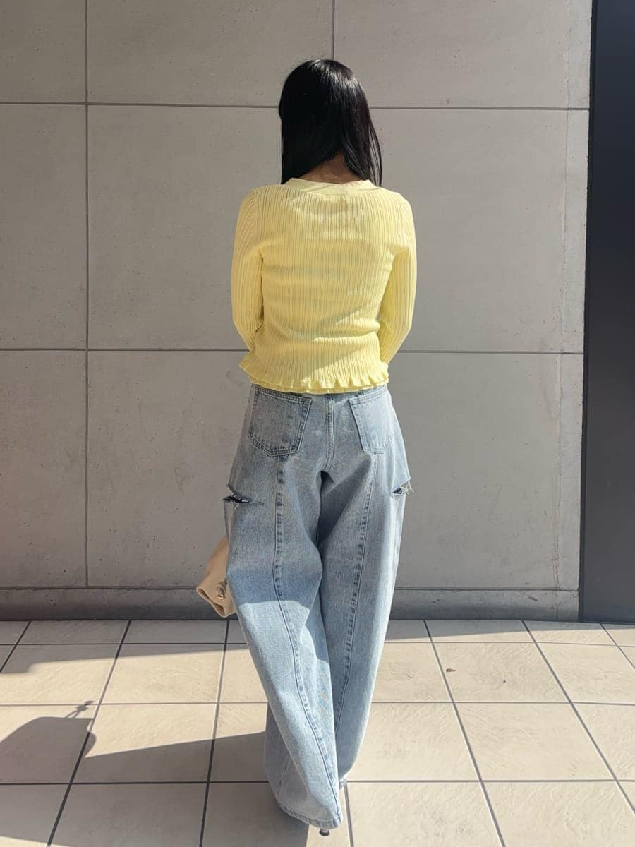 ブルー系のデニムパンツ、イエロー系のニット/セーターを着用したレディースの冬コーディネートの3枚目の写真