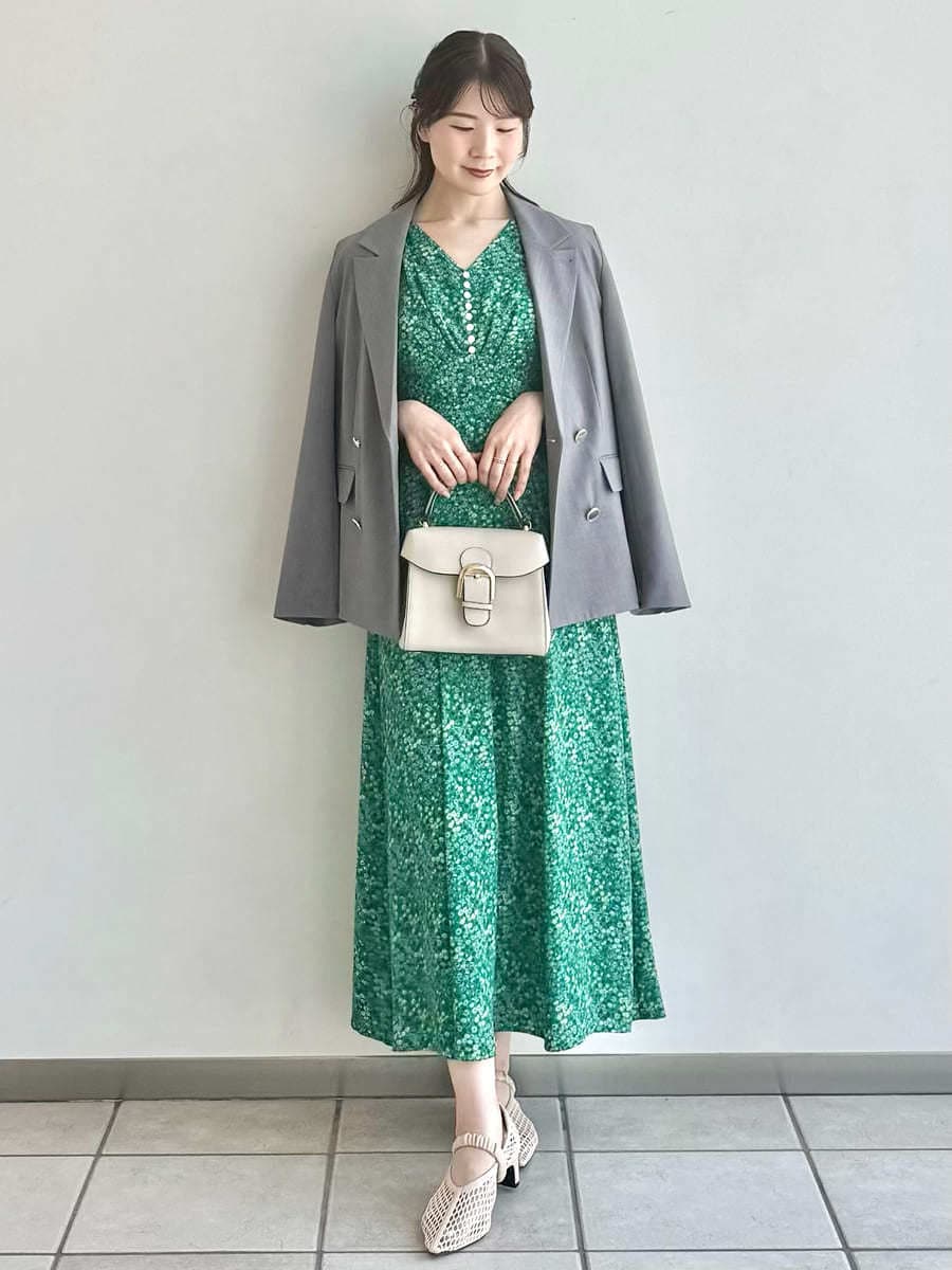 グレー系のテーラードジャケット、ベージュ系のハンドバッグ、ベージュ系のサンダルを着用したレディースの春コーディネートの2枚目の写真