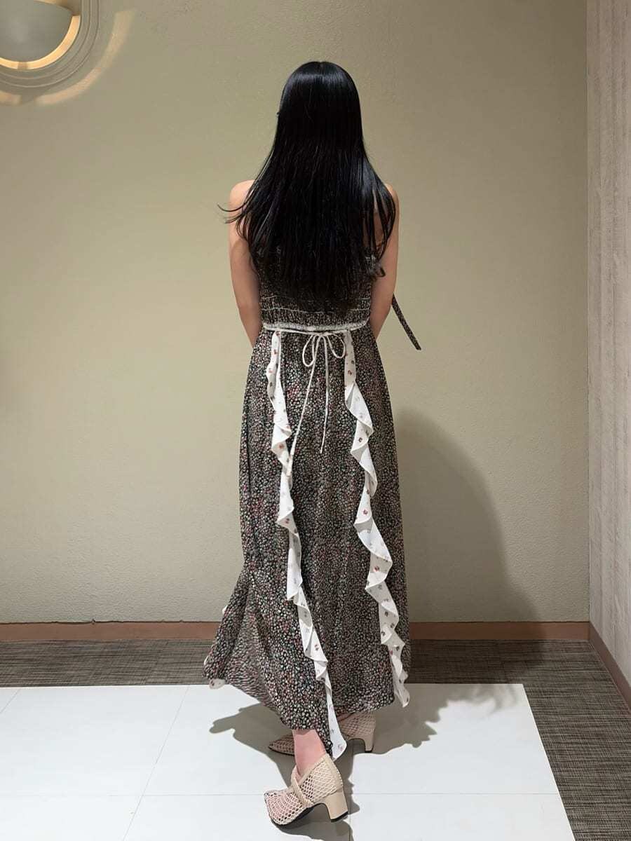 イエロー系のハンドバッグ、ホワイト系のカーディガン/ボレロ、ベージュ系のテーラードジャケットを着用したレディースの春コーディネートの9枚目の写真