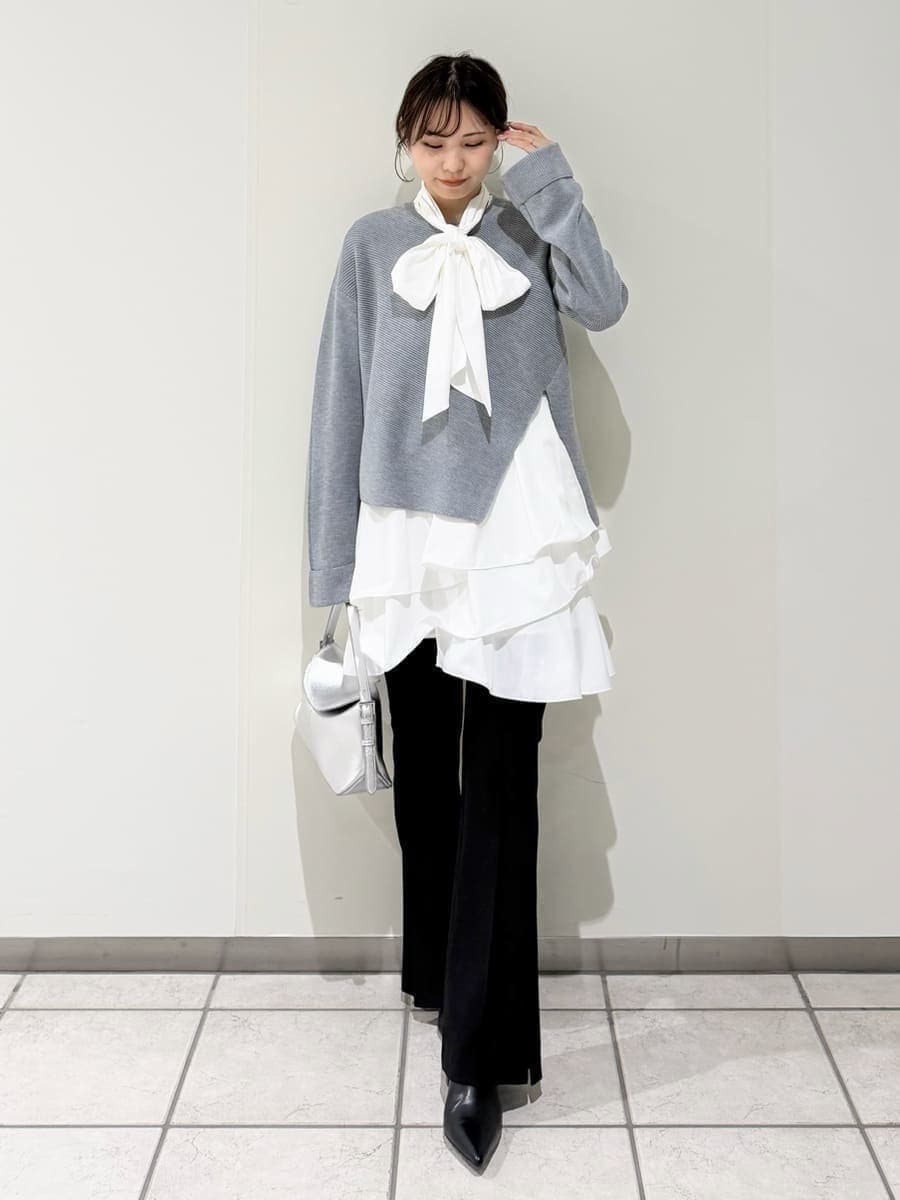 グレー系のノーカラージャケット、グレー系のワンピース、シルバー系のハンドバッグを着用したレディースの秋コーディネートの2枚目の写真