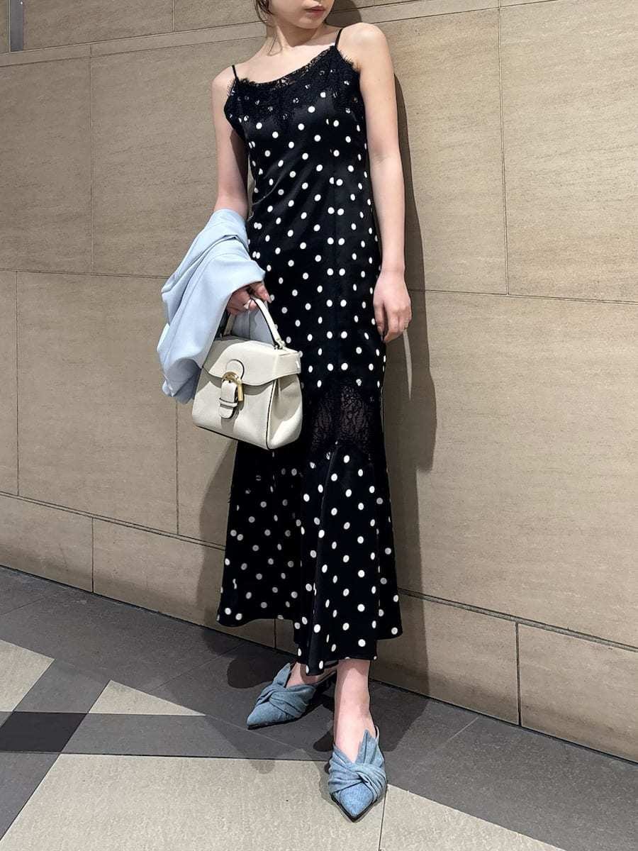 ブルー系のパンプス、ブラック系のワンピース、ベージュ系のハンドバッグを着用したレディースの春コーディネートの5枚目の写真