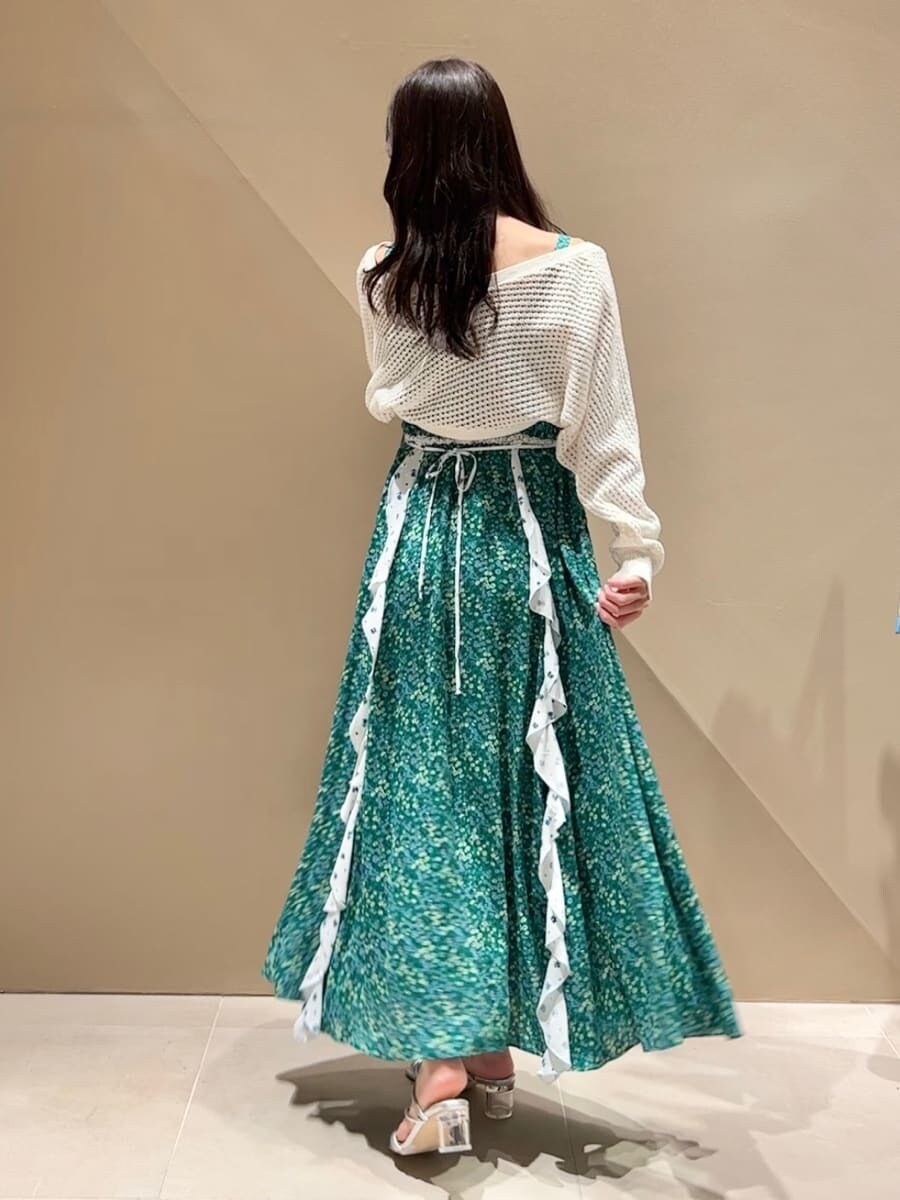 ホワイト系のカーディガン/ボレロ、シルバー系のサンダル、グリーン系のドレスを着用したレディースの春コーディネートの2枚目の写真