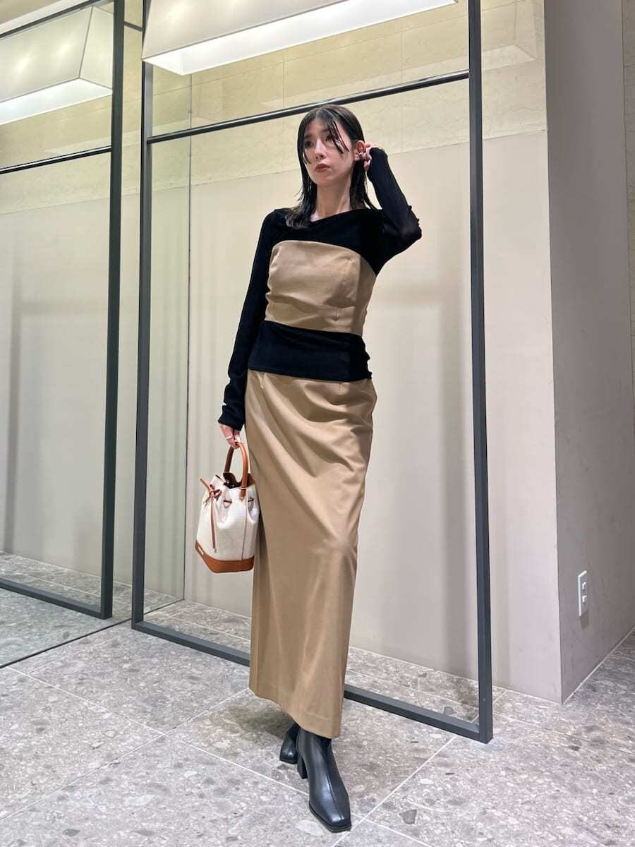 イエロー系のワンピース、ブラック系のTシャツ/カットソー、イエロー系のショルダーバッグを着用したレディースの秋コーディネートの5枚目の写真