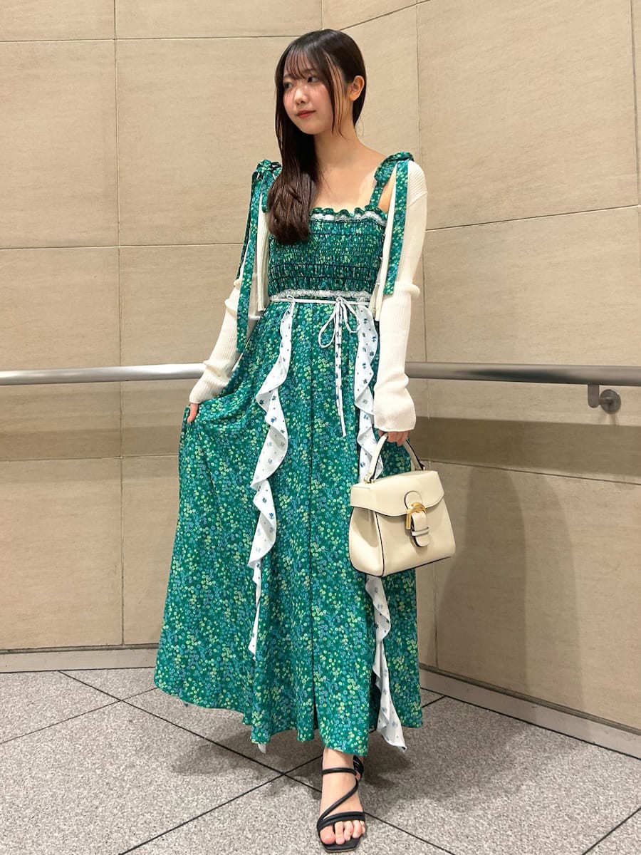 ホワイト系のカーディガン/ボレロ、ベージュ系のハンドバッグ、ブラック系のサンダルを着用したレディースの春コーディネートの2枚目の写真