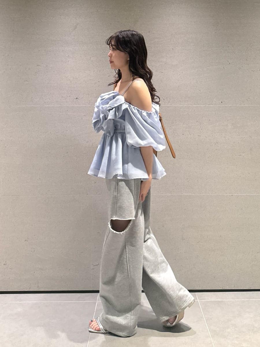 ブルー系のシャツ/ブラウス、シルバー系のサンダルを着用したレディースの冬コーディネートの2枚目の写真