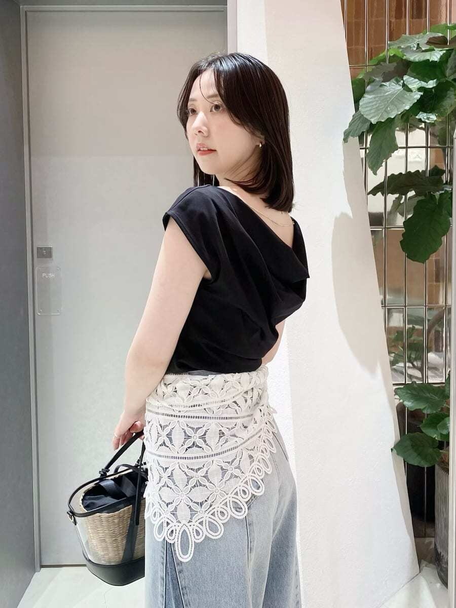 ブラック系のサンダル、ブラック系のTシャツ/カットソー、ブルー系のデニムパンツを着用したレディースの夏コーディネートの7枚目の写真
