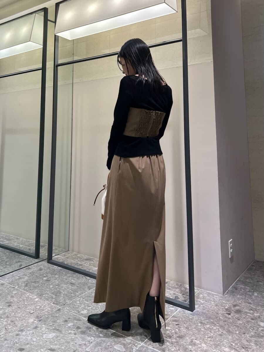 イエロー系のワンピース、ブラック系のTシャツ/カットソー、イエロー系のショルダーバッグを着用したレディースの秋コーディネートの3枚目の写真