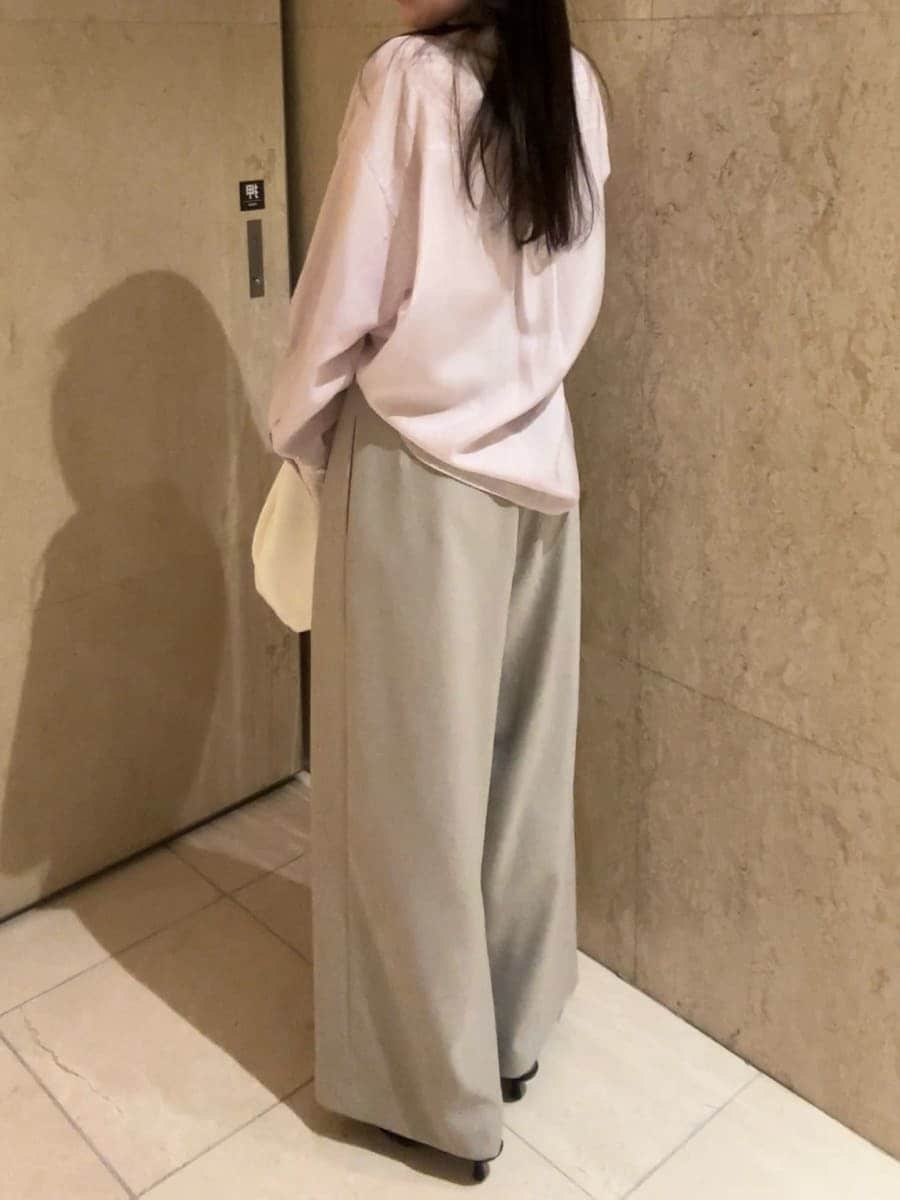 ブラック系のパンプス、ピンク系のシャツ/ブラウス、ピンク系のハンドバッグを着用したレディースの冬コーディネートの4枚目の写真