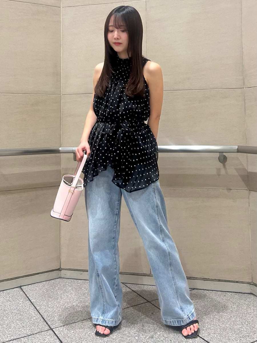 ブラック系のシャツ/ブラウス、ピンク系のハンドバッグ、ブラック系のサンダルを着用したレディースの春コーディネートの2枚目の写真